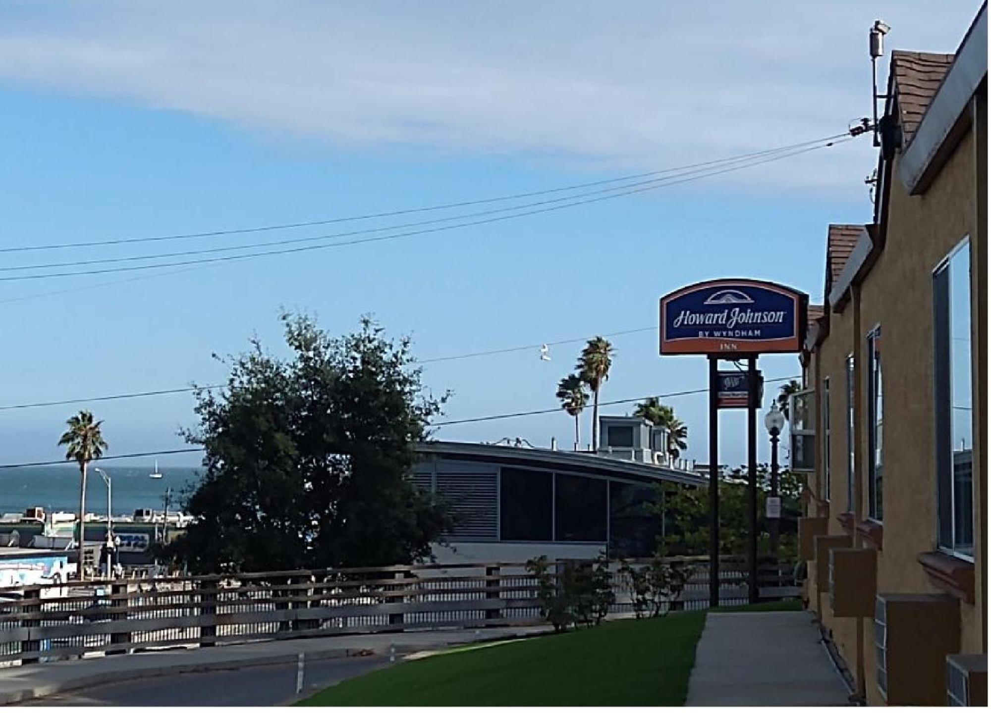 Howard Johnson By Wyndham Santa Cruz Beach Boardwalk Exterior photo