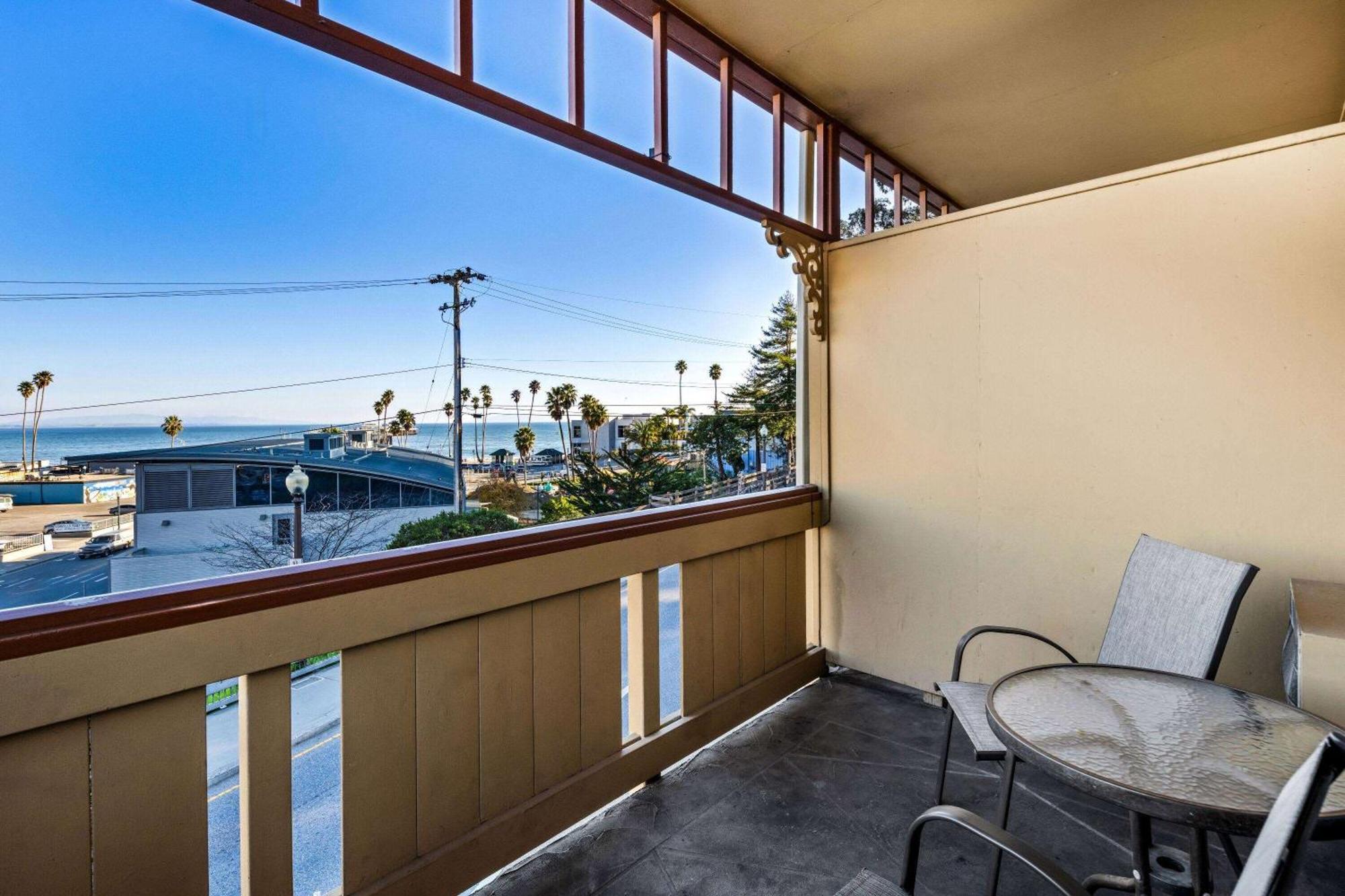 Howard Johnson By Wyndham Santa Cruz Beach Boardwalk Exterior photo