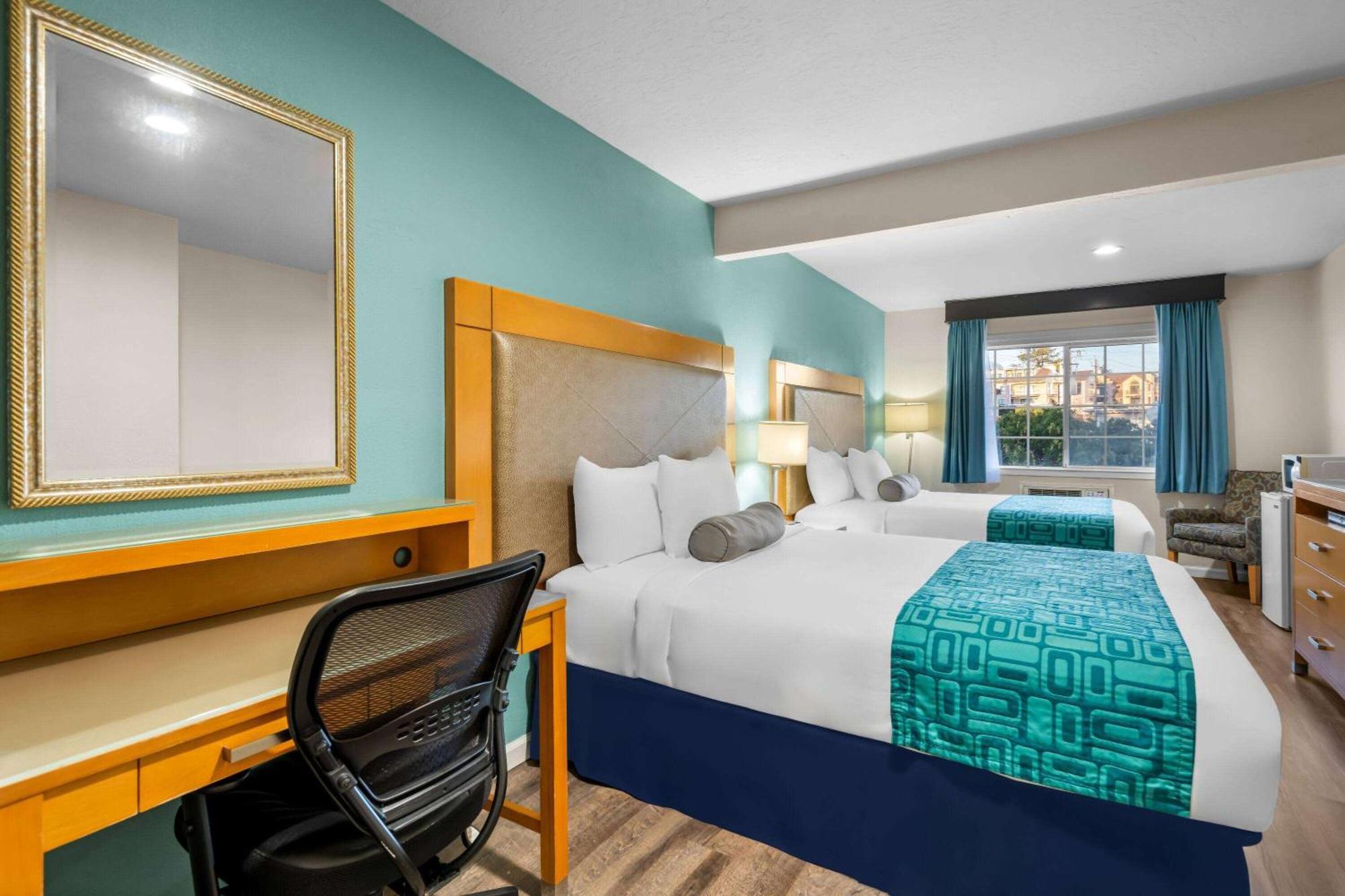 Howard Johnson By Wyndham Santa Cruz Beach Boardwalk Exterior photo