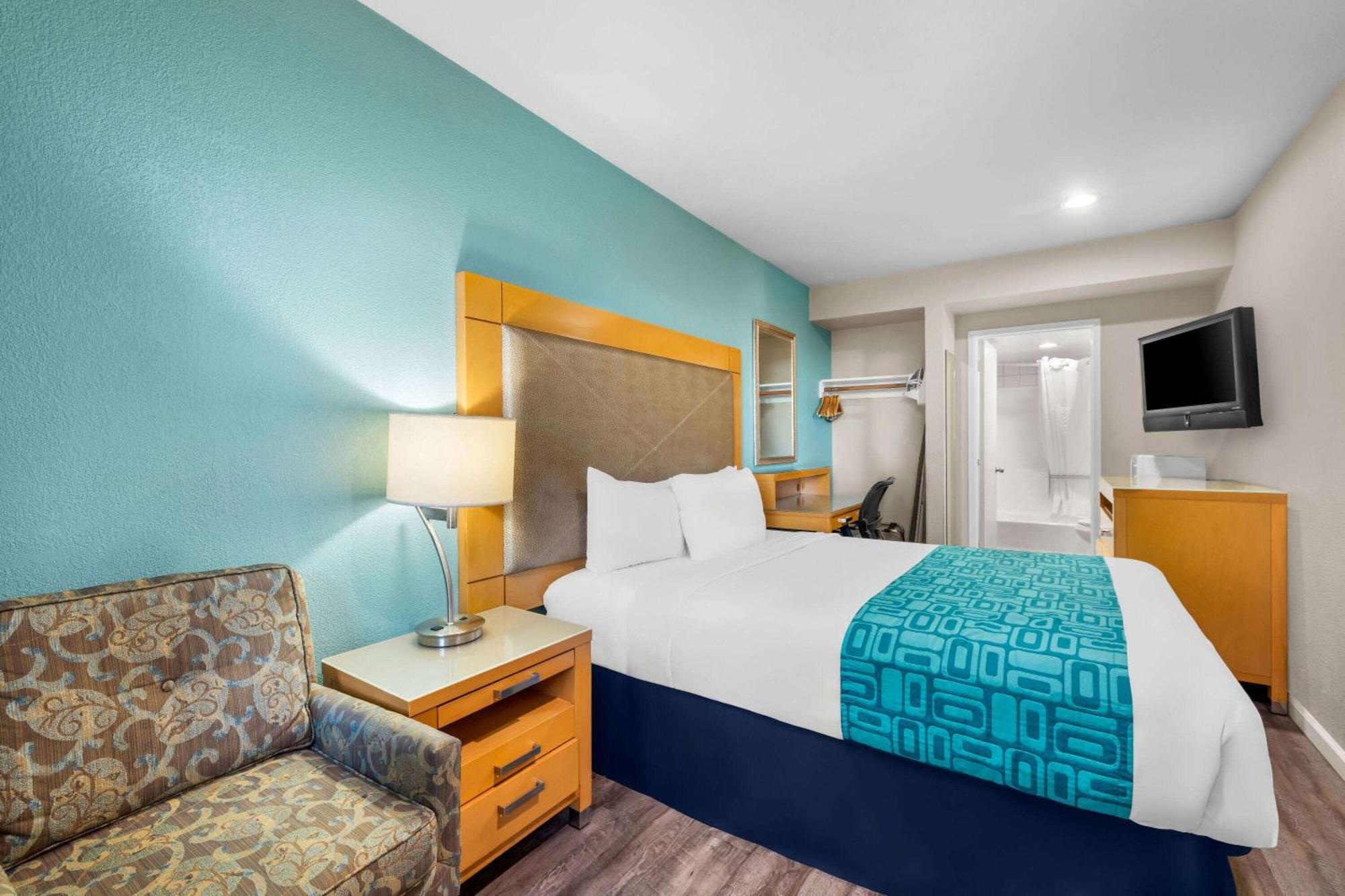 Howard Johnson By Wyndham Santa Cruz Beach Boardwalk Exterior photo