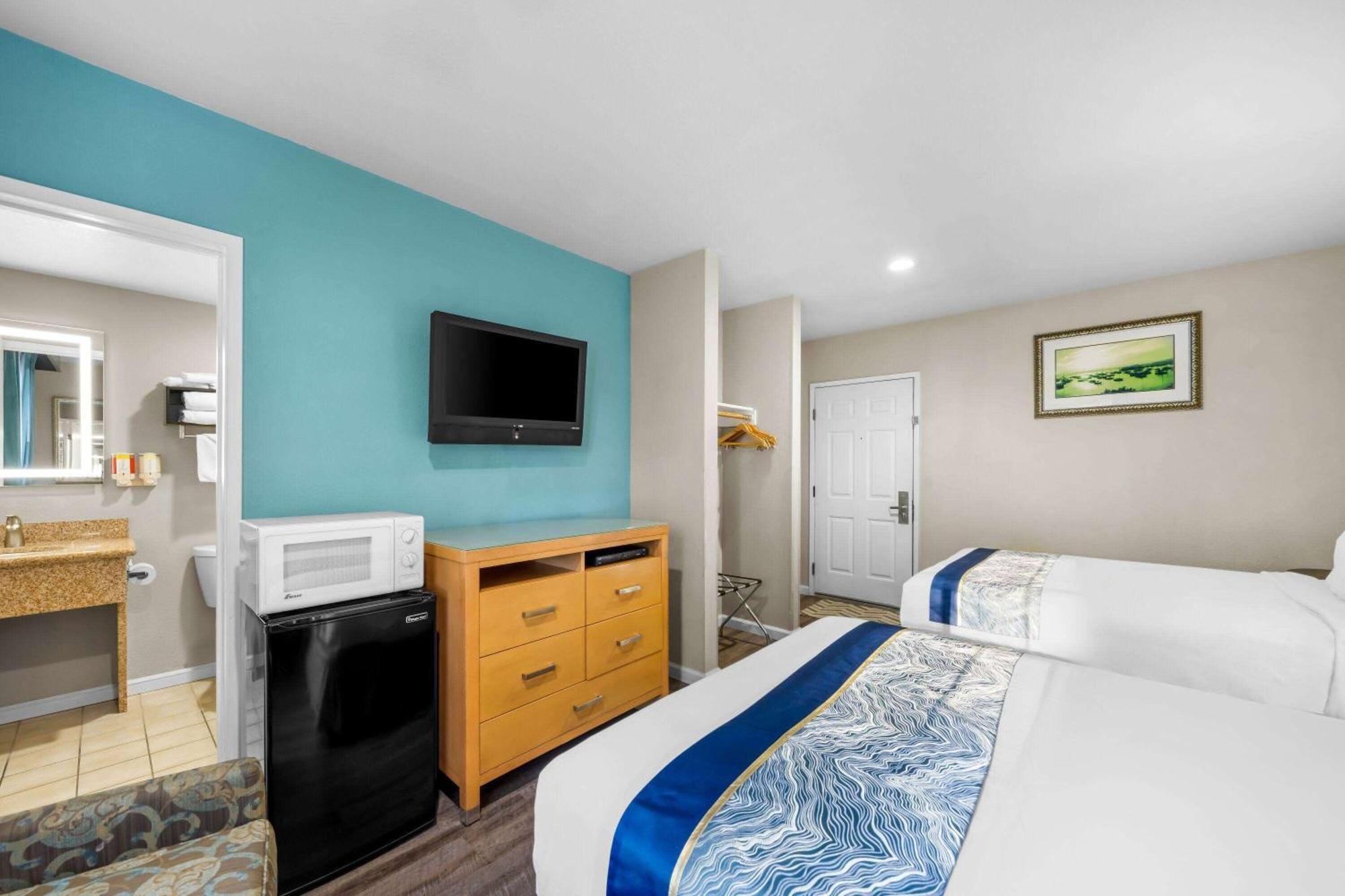Howard Johnson By Wyndham Santa Cruz Beach Boardwalk Exterior photo