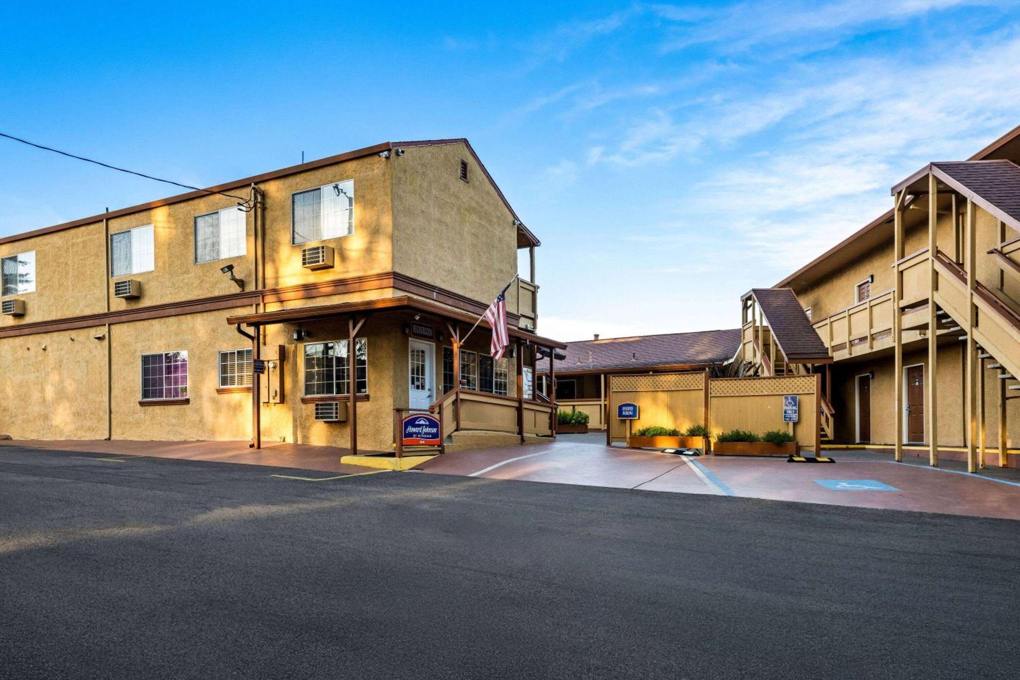 Howard Johnson By Wyndham Santa Cruz Beach Boardwalk Exterior photo