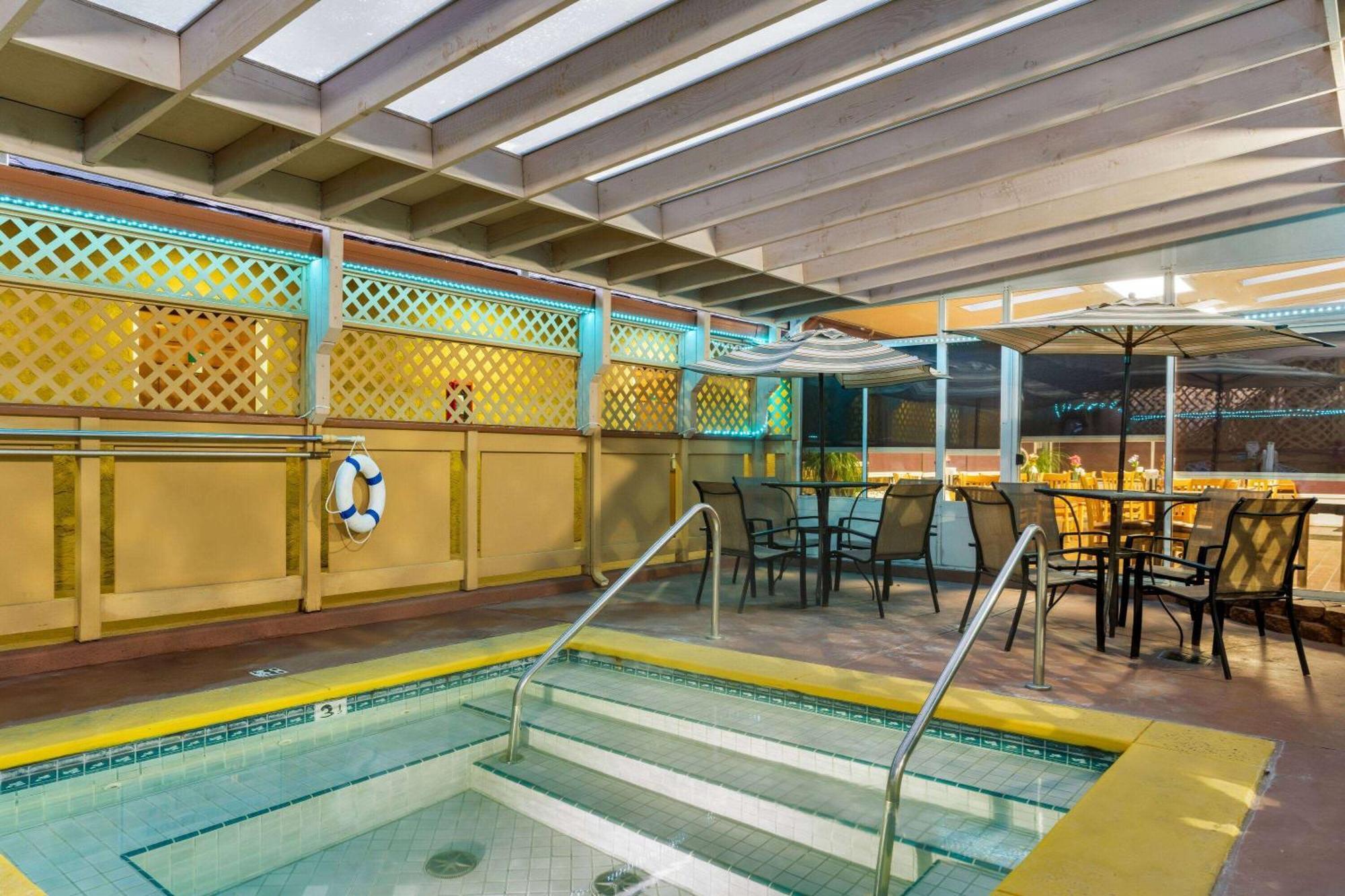 Howard Johnson By Wyndham Santa Cruz Beach Boardwalk Exterior photo