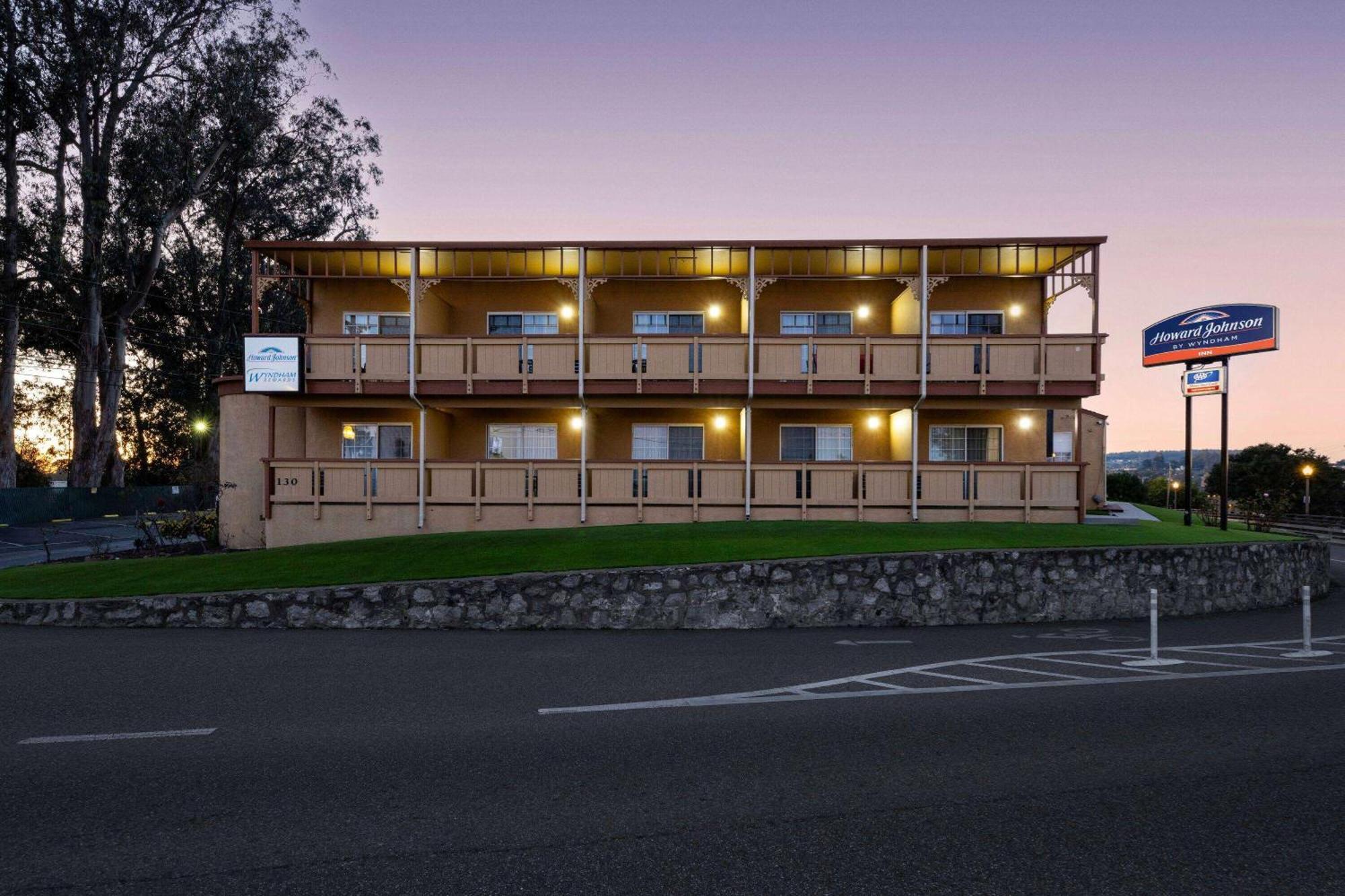 Howard Johnson By Wyndham Santa Cruz Beach Boardwalk Exterior photo