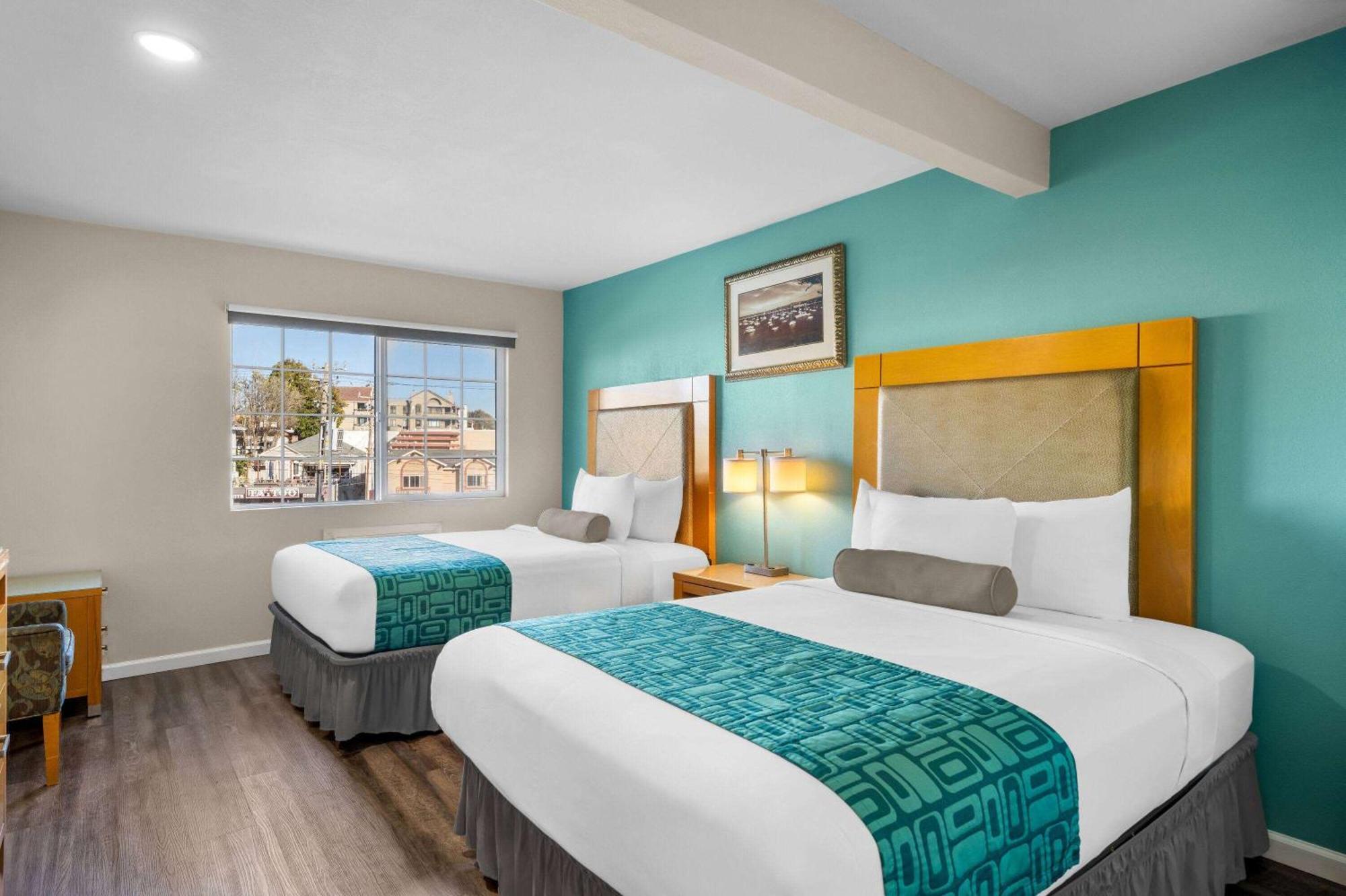 Howard Johnson By Wyndham Santa Cruz Beach Boardwalk Exterior photo