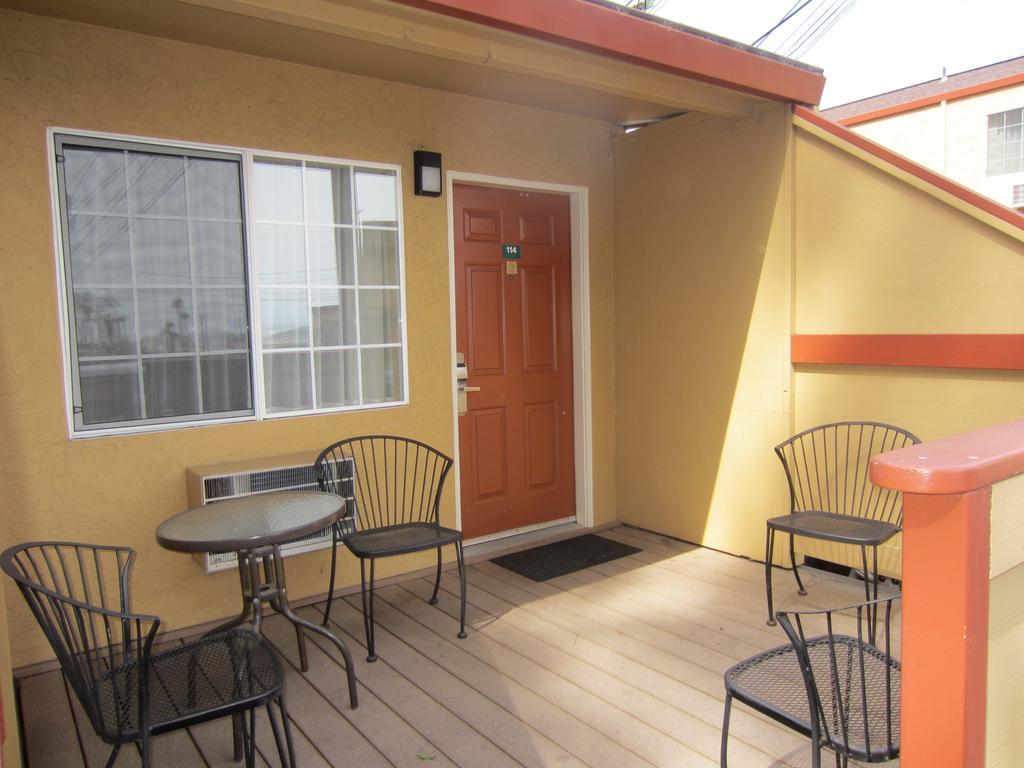 Howard Johnson By Wyndham Santa Cruz Beach Boardwalk Exterior photo